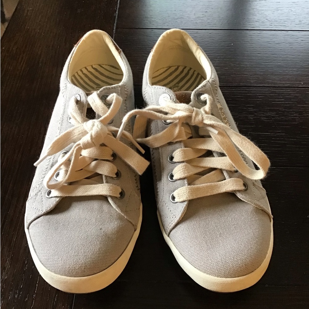 Taos Footwear Women’s Canvas Sneakers Star - light gray/taupe color, size 7.5